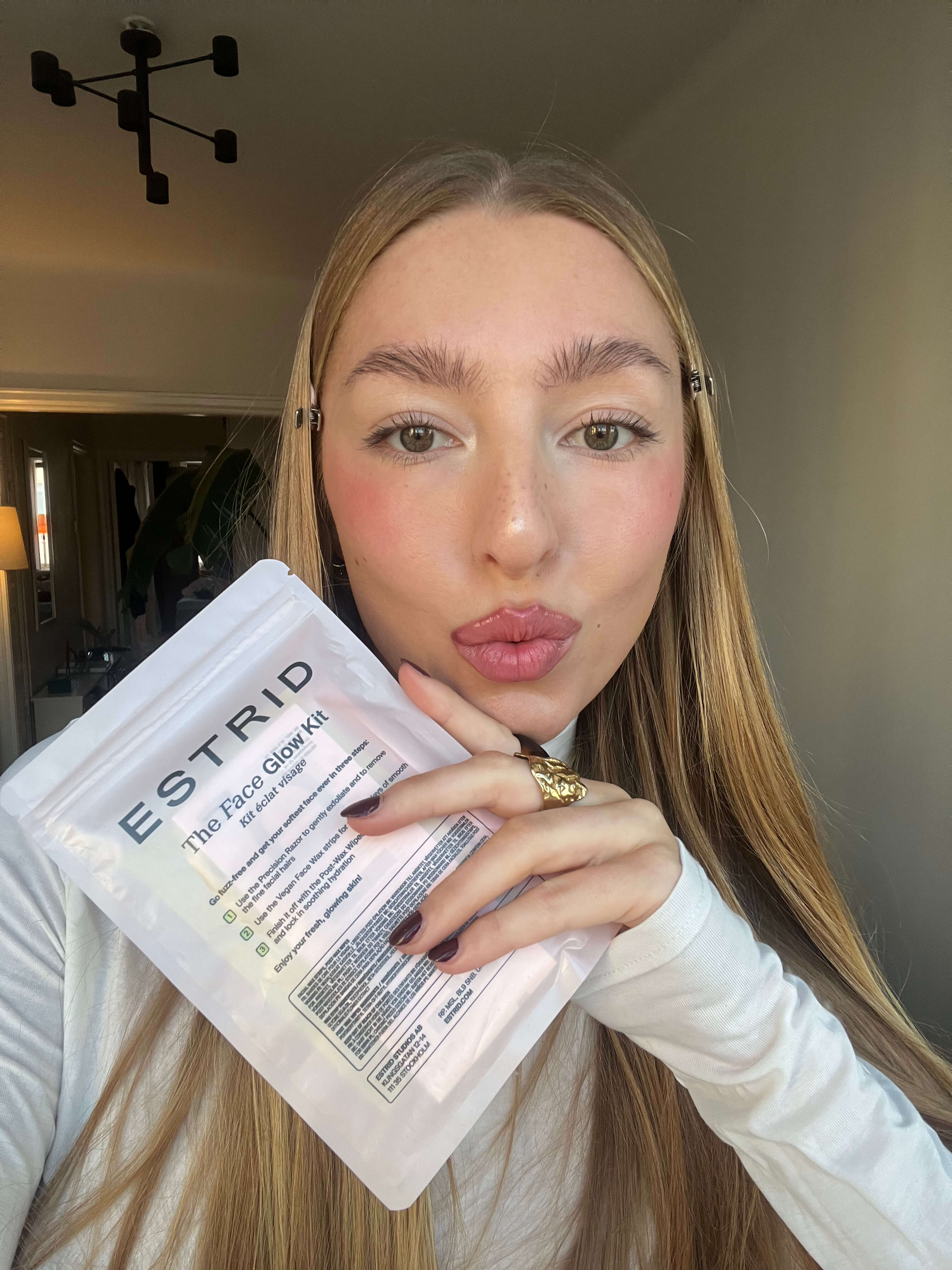 estrid-face-glow-gesichtspflege-kit-mini-rasur-peeling image 2