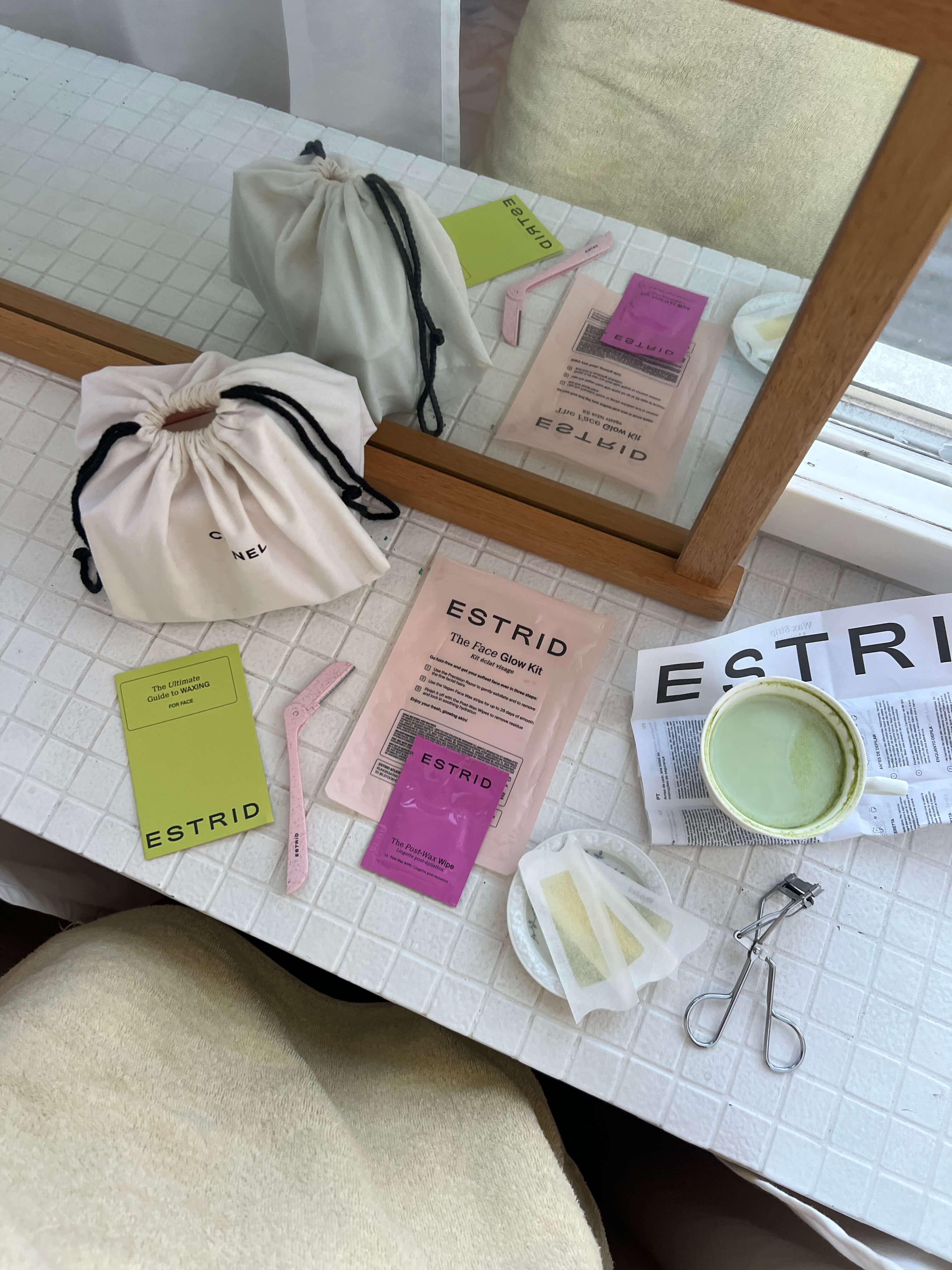 estrid-face-glow-gesichtspflege-kit-mini-rasur-peeling image 3