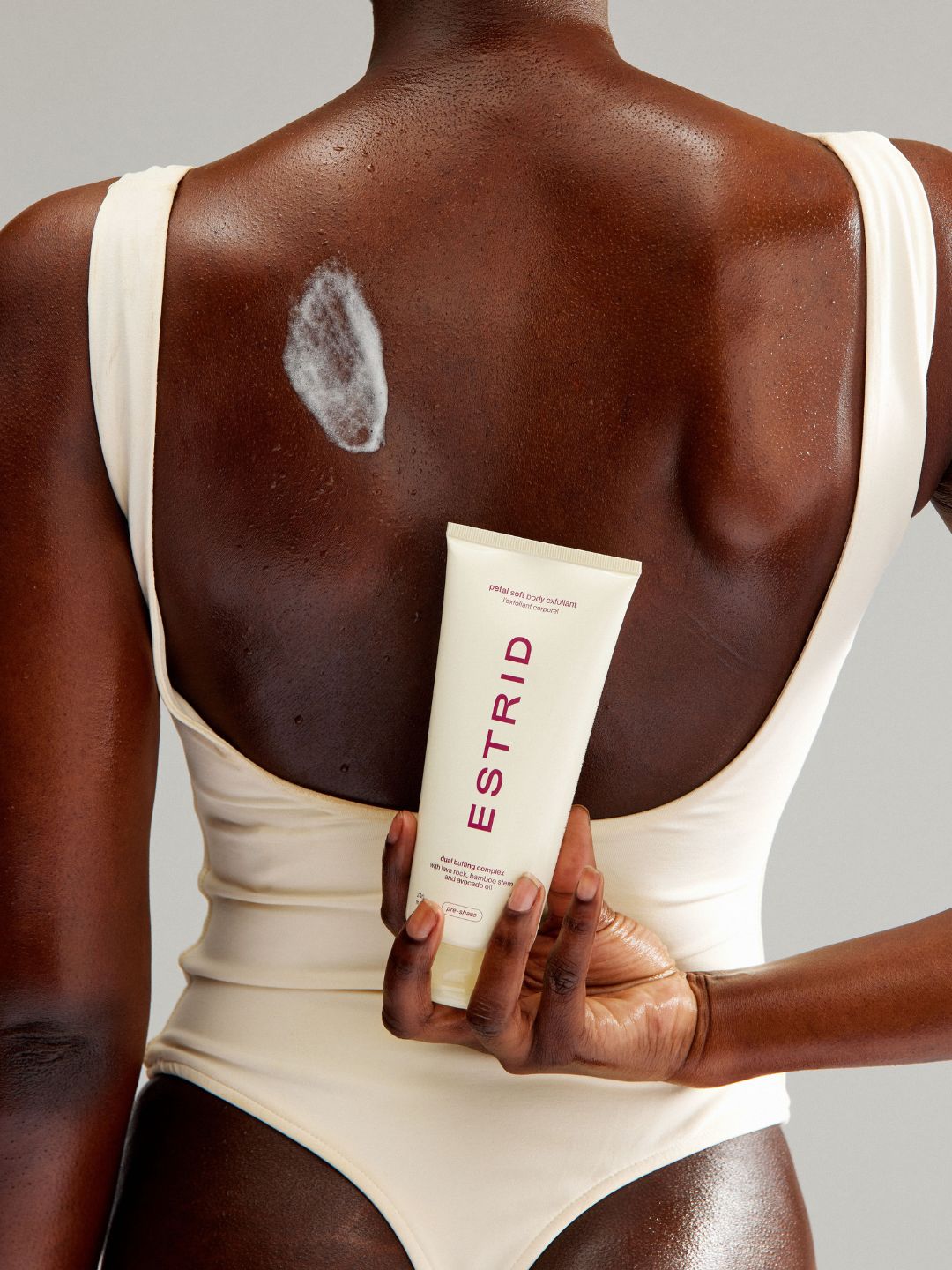 estrid-body-care-the-body-exfoliant-k-rperpeeling-petal-soft image 2